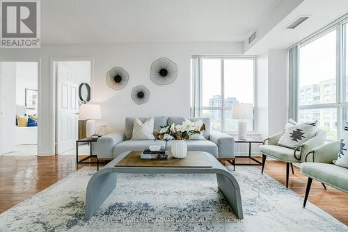 620 - 51 Baffin Court, Richmond Hill, ON - Indoor Photo Showing Living Room