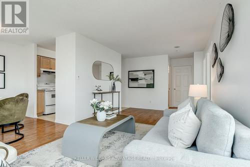 620 - 51 Baffin Court, Richmond Hill, ON - Indoor Photo Showing Living Room