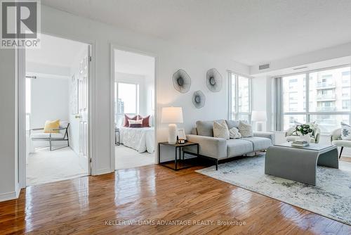 620 - 51 Baffin Court, Richmond Hill, ON - Indoor Photo Showing Living Room