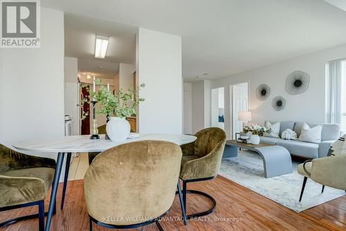 620 - 51 Baffin Court, Richmond Hill, ON - Indoor Photo Showing Living Room