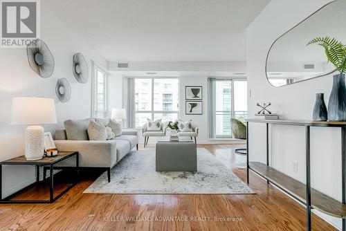 620 - 51 Baffin Court, Richmond Hill, ON - Indoor Photo Showing Living Room