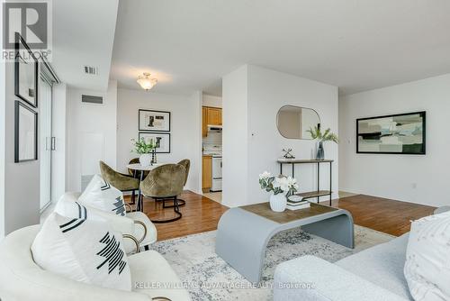 620 - 51 Baffin Court, Richmond Hill, ON - Indoor Photo Showing Living Room