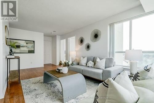 620 - 51 Baffin Court, Richmond Hill, ON - Indoor Photo Showing Living Room