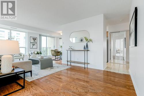 620 - 51 Baffin Court, Richmond Hill, ON - Indoor Photo Showing Living Room