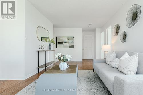 620 - 51 Baffin Court, Richmond Hill, ON - Indoor Photo Showing Living Room