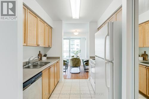 620 - 51 Baffin Court, Richmond Hill, ON - Indoor Photo Showing Kitchen With Double Sink