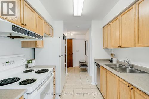 620 - 51 Baffin Court, Richmond Hill, ON - Indoor Photo Showing Kitchen With Double Sink