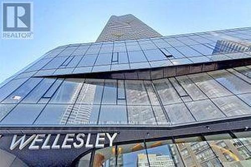 5112 - 11 Wellesley Street W, Toronto, ON - Outdoor