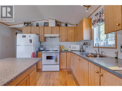 4998 Henrey Road, Prince George, BC - Indoor Photo Showing Kitchen With Double Sink