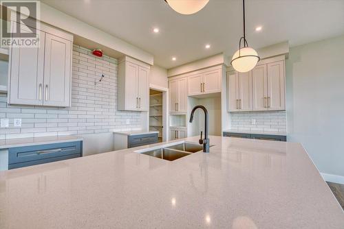 177 Whistler Place, Vernon, BC - Indoor Photo Showing Kitchen With Double Sink With Upgraded Kitchen