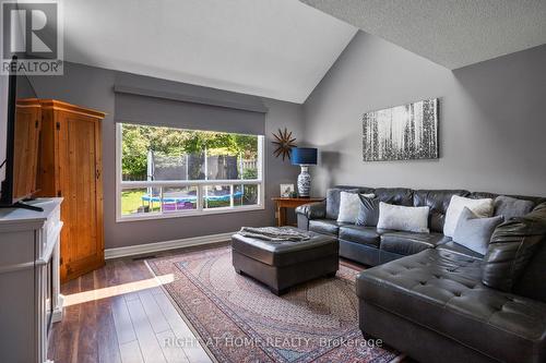 683 Strawberry Court, Oshawa (Pinecrest), ON - Indoor Photo Showing Living Room