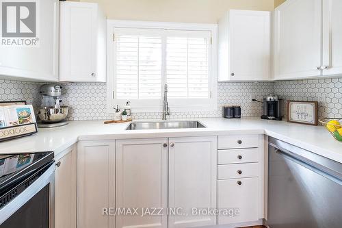 2210B Gerrard Street E, Toronto, ON - Indoor Photo Showing Kitchen With Upgraded Kitchen