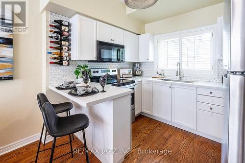 2210B Gerrard Street E, Toronto, ON - Indoor Photo Showing Kitchen