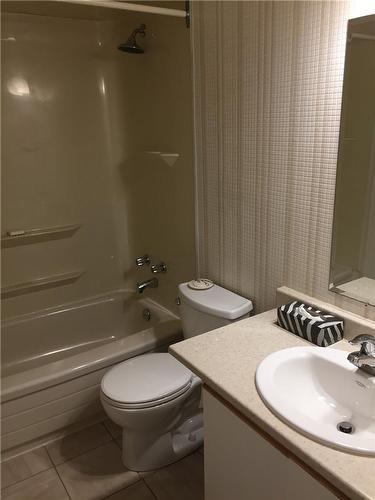 48 Guise Street, Hamilton, ON - Indoor Photo Showing Bathroom