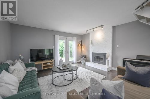 Gas fireplace in living room - 289 Blackacres Boulevard, London, ON 