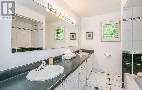 1697 Missenden Crescent, Mississauga, ON - Indoor Photo Showing Bathroom
