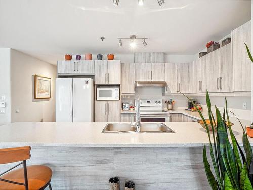 Kitchen - 2415 Boul. Cournoyer, Sorel-Tracy, QC - Indoor Photo Showing Kitchen With Double Sink