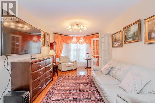 22 Macmillan Crescent, Barrie, ON - Indoor Photo Showing Living Room