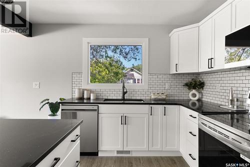 2179 Pasqua Street, Regina, SK - Indoor Photo Showing Kitchen With Upgraded Kitchen