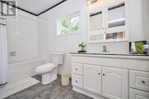 115 Elmwood Avenue, Fort Erie, ON - Indoor Photo Showing Bathroom