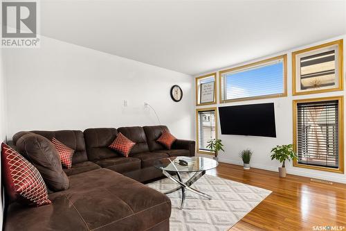 5028 Aerial Crescent, Regina, SK - Indoor Photo Showing Living Room