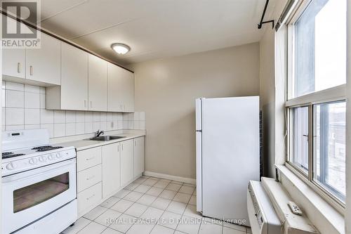 202 - 325 Sammon Avenue, Toronto, ON - Indoor Photo Showing Kitchen