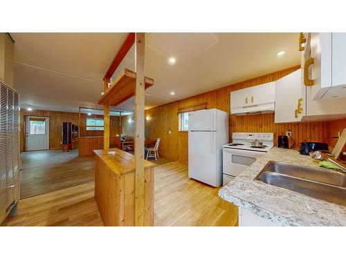 324 5Th Avenue S, Cranbrook, BC - Indoor Photo Showing Kitchen With Double Sink