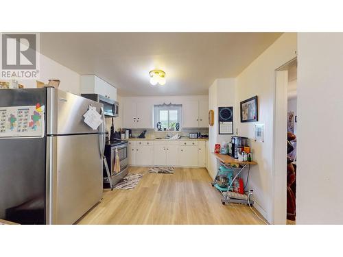 324 5Th  S Avenue, Cranbrook, BC - Indoor Photo Showing Kitchen