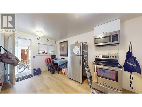 324 5Th  S Avenue, Cranbrook, BC - Indoor Photo Showing Kitchen With Stainless Steel Kitchen