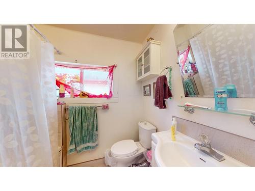 324 5Th  S Avenue, Cranbrook, BC - Indoor Photo Showing Bathroom