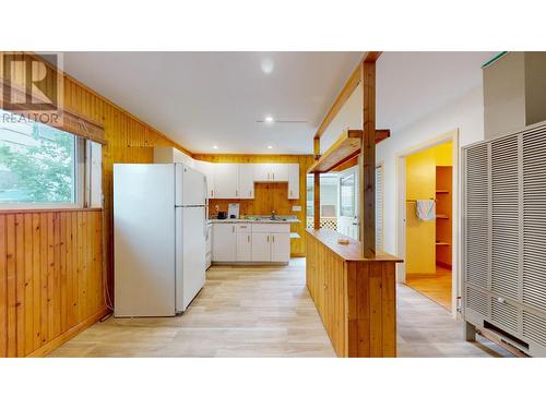 324 5Th  S Avenue, Cranbrook, BC - Indoor Photo Showing Kitchen