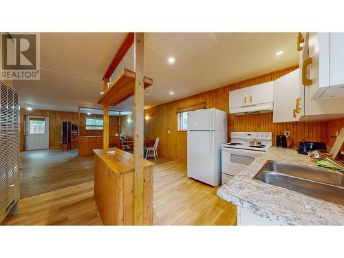 324 5Th  S Avenue, Cranbrook, BC - Indoor Photo Showing Kitchen With Double Sink