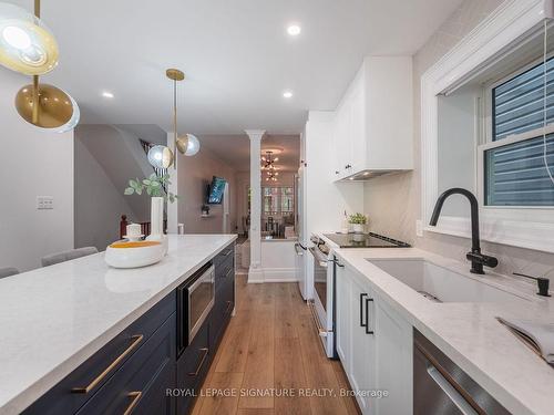 112 Booth Ave, Toronto, ON - Indoor Photo Showing Kitchen With Upgraded Kitchen