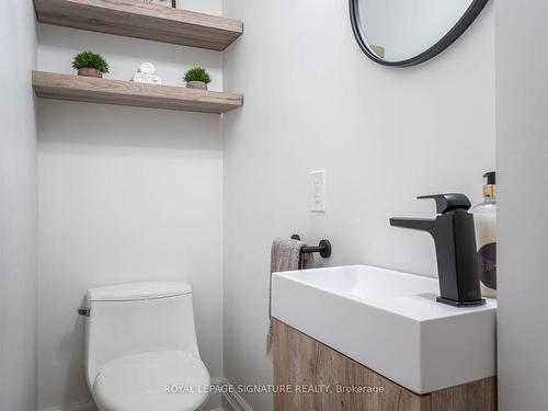 112 Booth Ave, Toronto, ON - Indoor Photo Showing Bathroom