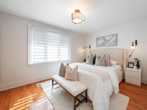 112 Booth Ave, Toronto, ON - Indoor Photo Showing Bedroom