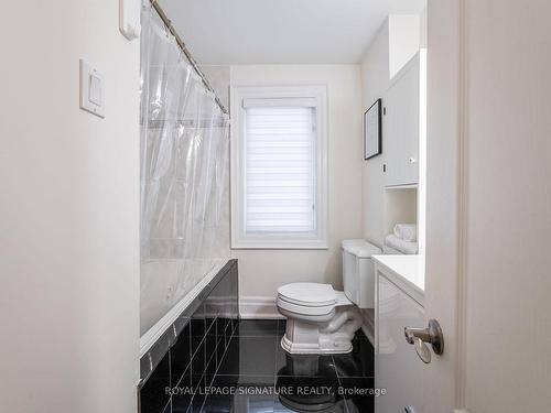 112 Booth Ave, Toronto, ON - Indoor Photo Showing Bathroom