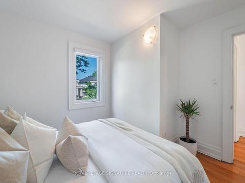 112 Booth Ave, Toronto, ON - Indoor Photo Showing Bedroom