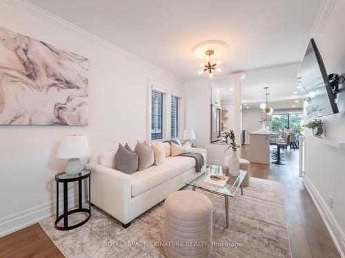 112 Booth Ave, Toronto, ON - Indoor Photo Showing Living Room