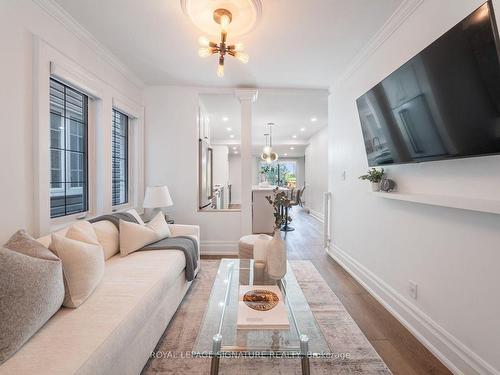 112 Booth Ave, Toronto, ON - Indoor Photo Showing Living Room