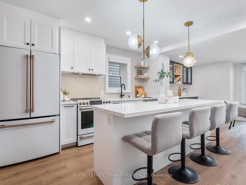 112 Booth Ave, Toronto, ON - Indoor Photo Showing Kitchen With Upgraded Kitchen