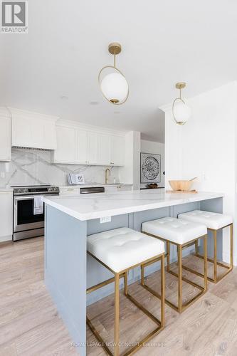 803 - 100 Upper Madison Avenue, Toronto, ON - Indoor Photo Showing Kitchen