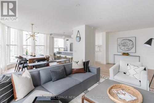 803 - 100 Upper Madison Avenue, Toronto, ON - Indoor Photo Showing Living Room