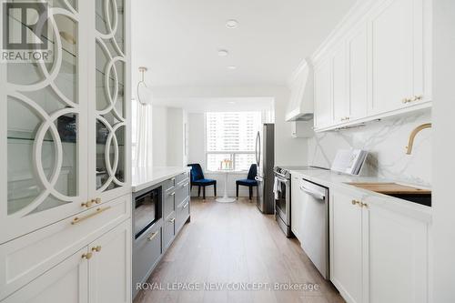 803 - 100 Upper Madison Avenue, Toronto, ON - Indoor Photo Showing Kitchen