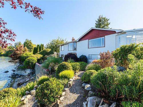 10655 Blue Heron Rd, North Saanich, BC 