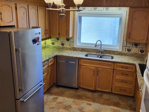 539 Second Street S, Kenora, ON - Indoor Photo Showing Kitchen With Double Sink