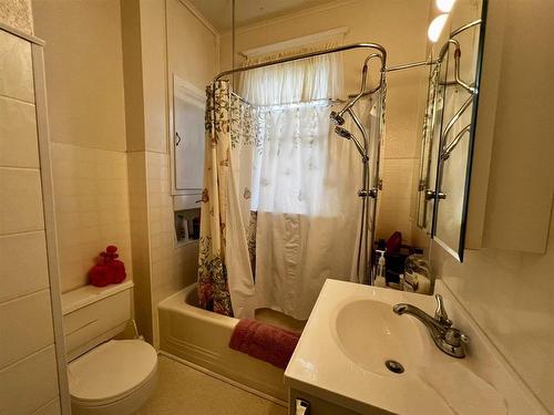 623 Marks Street S, Thunder Bay, ON - Indoor Photo Showing Bathroom