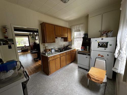 623 Marks Street S, Thunder Bay, ON - Indoor Photo Showing Kitchen With Double Sink