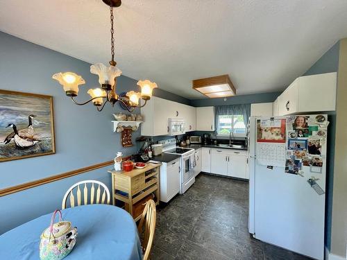 4820 Bolean Drive, Kamloops, BC - Indoor Photo Showing Dining Room
