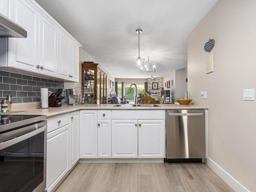 10-807 Railway Ave, Ashcroft, BC - Indoor Photo Showing Kitchen With Double Sink