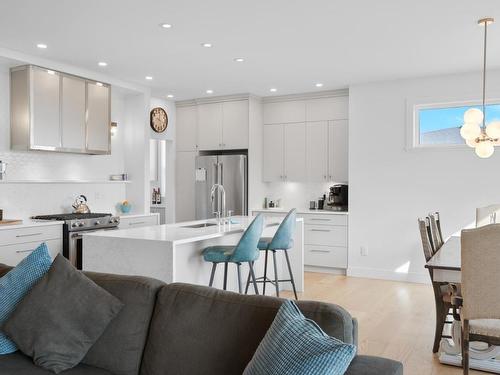 362 Rue Cheval Noir, Kamloops, BC - Indoor Photo Showing Kitchen With Upgraded Kitchen